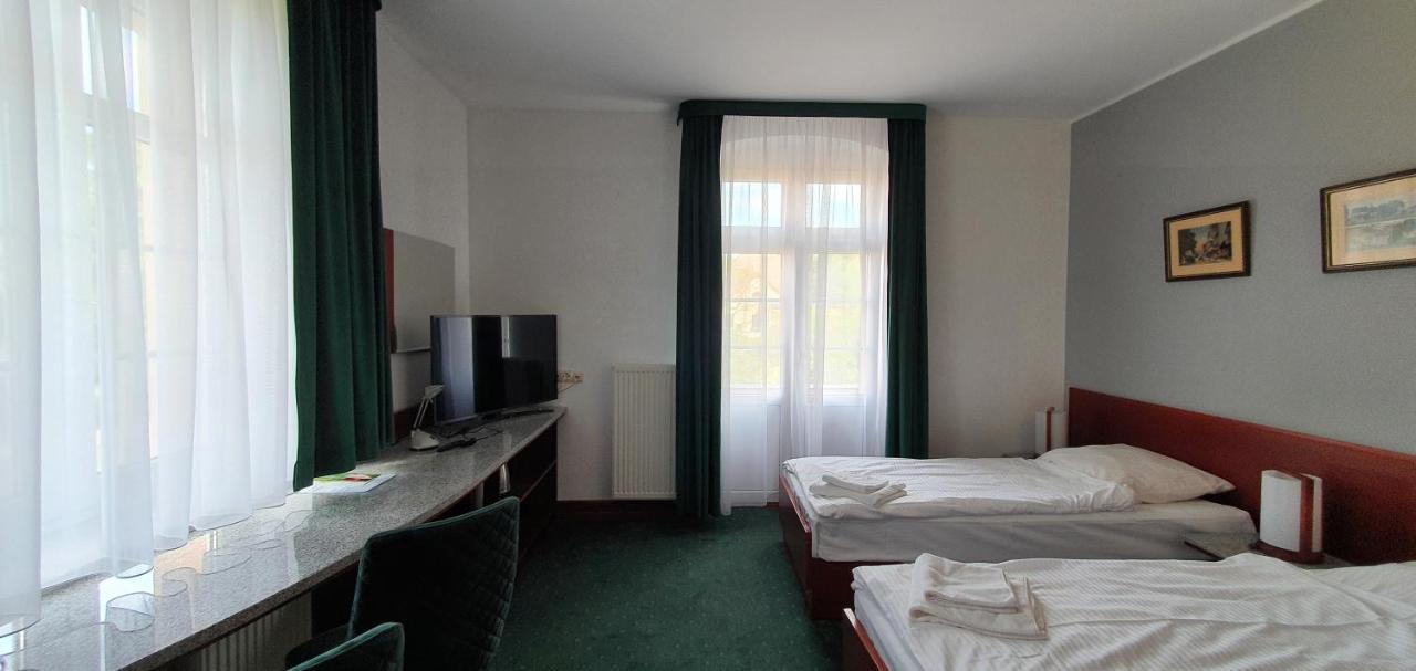Hotel Libero Milicz Esterno foto