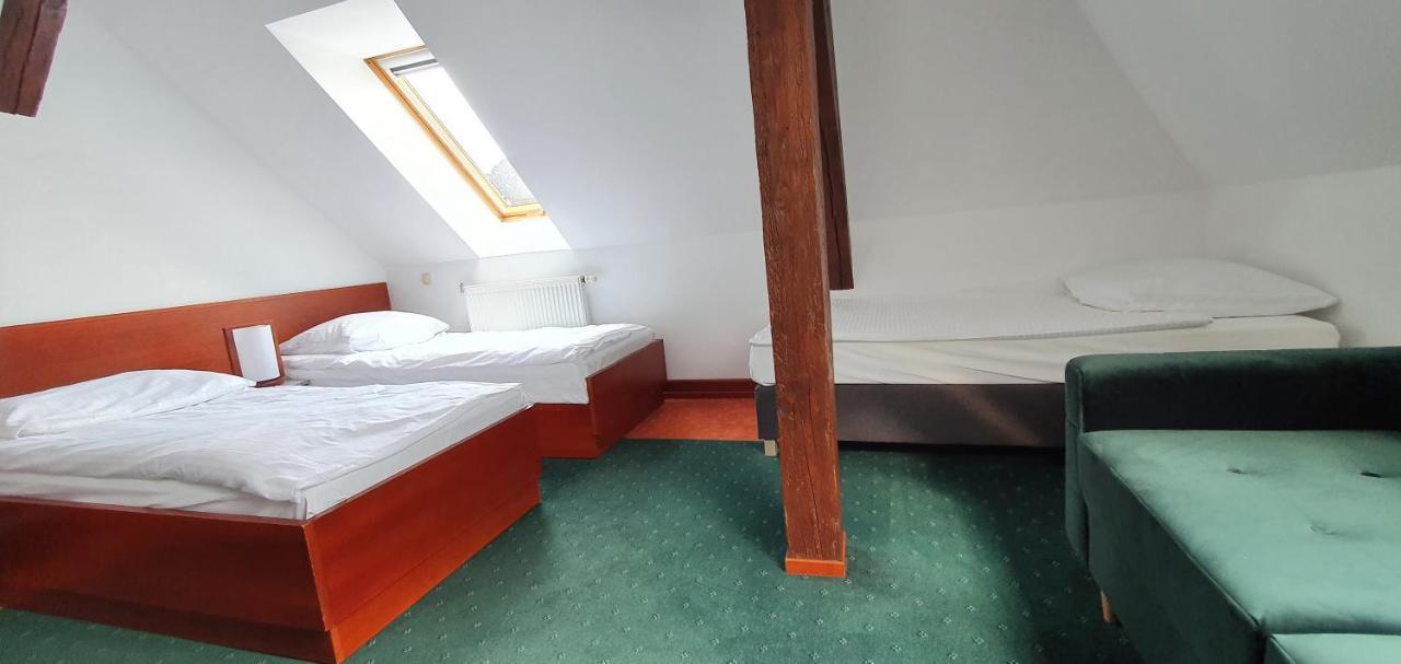 Hotel Libero Milicz Esterno foto