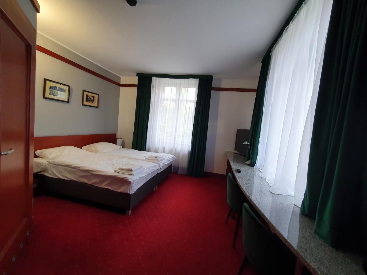 Hotel Libero Milicz Esterno foto