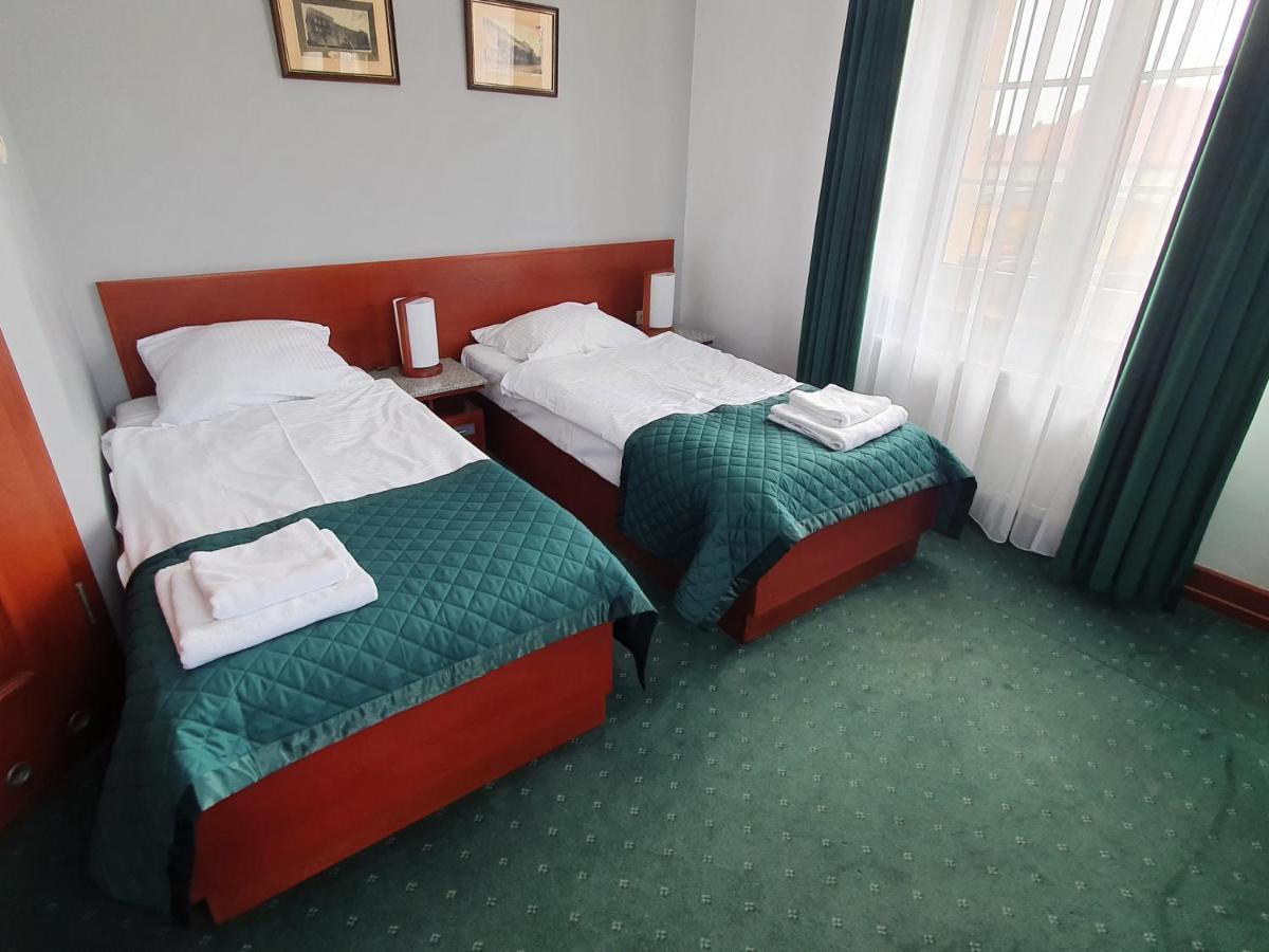 Hotel Libero Milicz Esterno foto