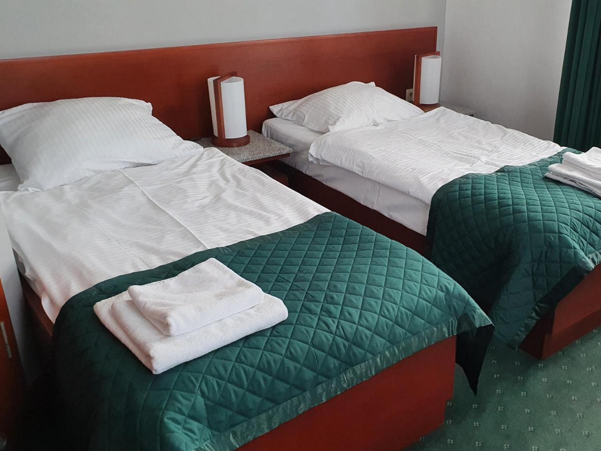 Hotel Libero Milicz Esterno foto