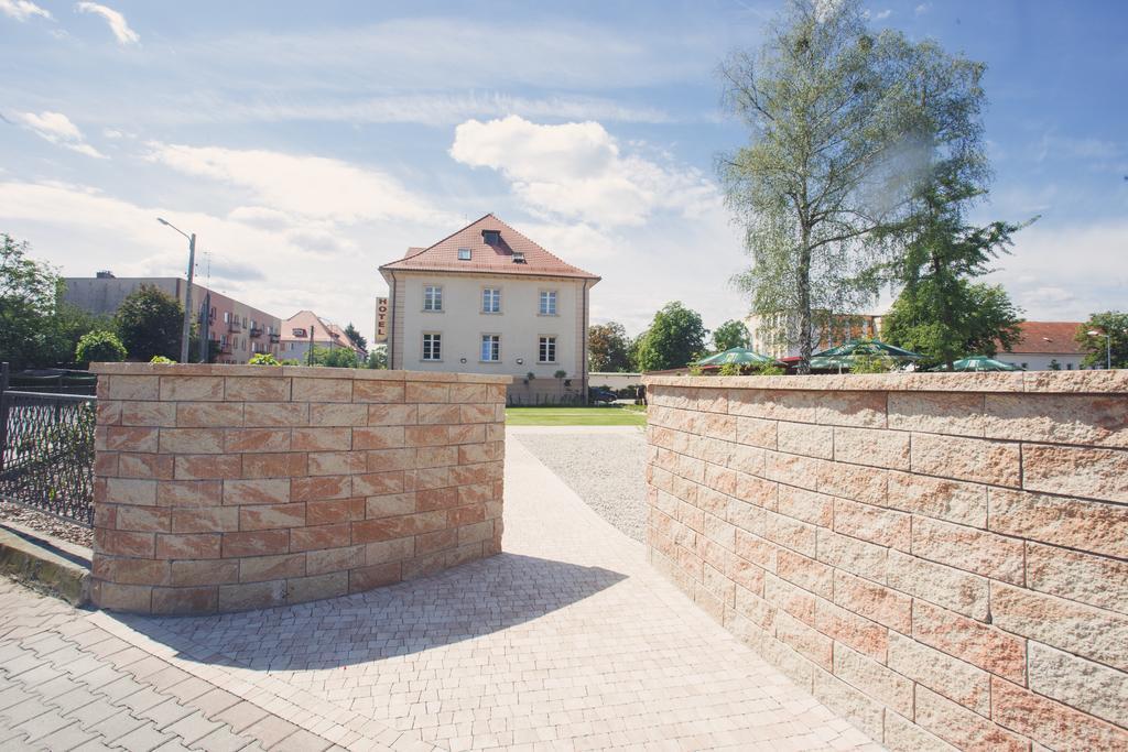 Hotel Libero Milicz Esterno foto